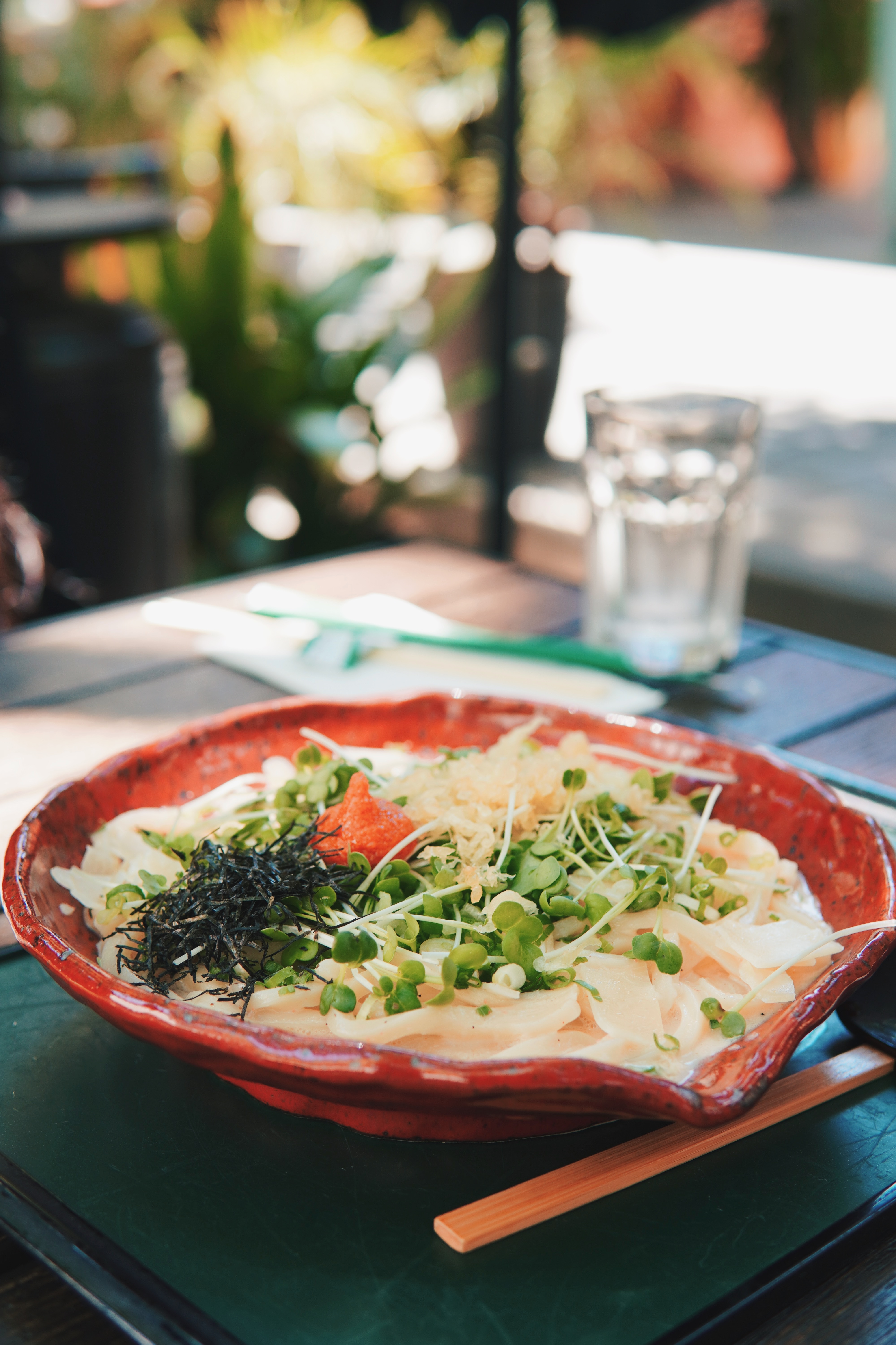 Een bord eten op een tafel