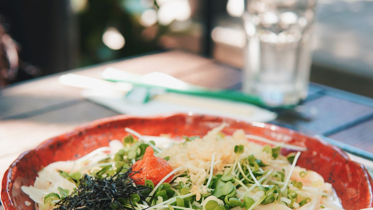 Een bord eten op een tafel